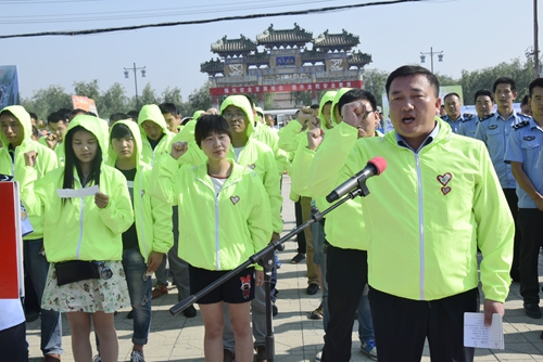 3.志愿者现场宣誓.jpg
